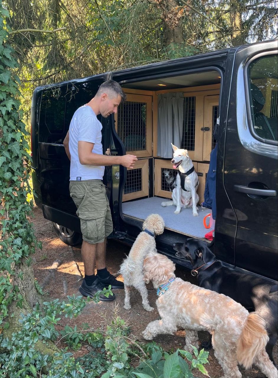 Kim mit Hunden am Hundebus
